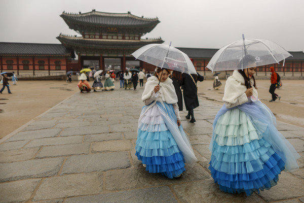 전국 대부분의 지역에 황사와 미세먼지의 영향으로 대기질이 나쁜 가운데 29일 서울 종로구 경복궁에서 우산을 쓴 관광객이 이동하고 있다. (사진제공=뉴시스)