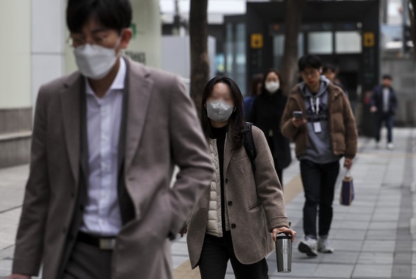 전국 대부분의 지역에 황사와 미세먼지의 영향으로 대기질이 나쁜 가운데 29일 서울 중구 서울시청 인근에서 마스크를 쓴 시민들이 이동하고 있다. (사진제공=뉴시스)